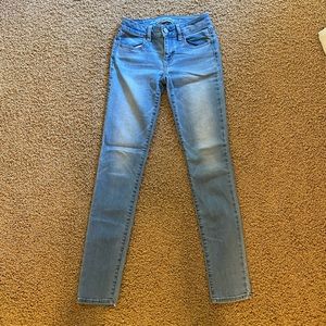AEO skinny jegging jeans